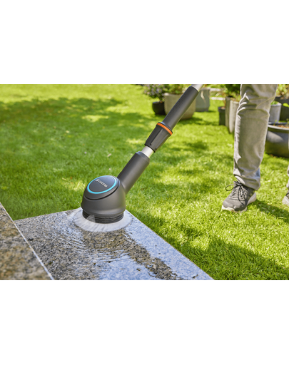GARDENA Akkumulátoros vezeték nélküli teraszkefe AquaBrush Universal 04/18V P4A