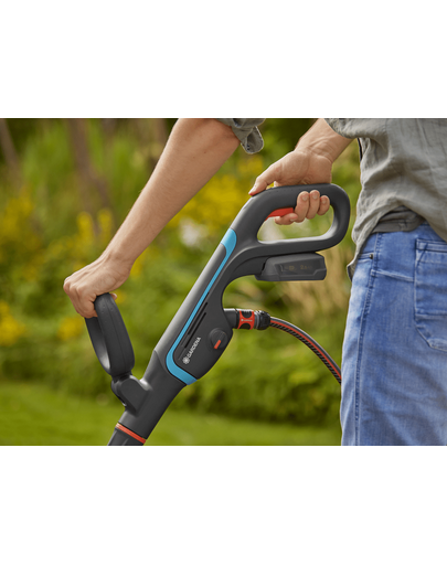GARDENA Akkumulátoros vezeték nélküli teraszkefe AquaBrush Universal 04/18V P4A